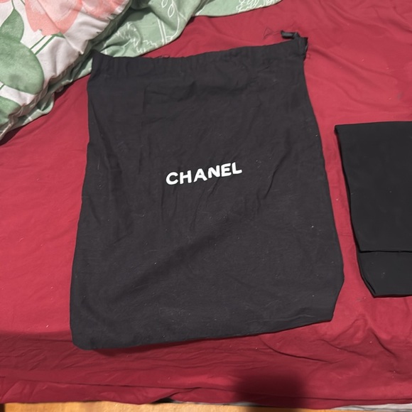 CHANEL Cream Shoulder Bag with Quilted Leather and Gold Clasp - Picture 11 of 11